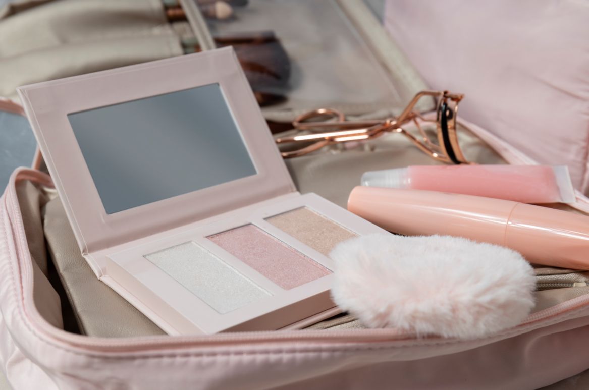 high-angle-vanity-case-with-products (1)